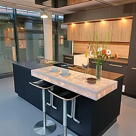 Moderne Küche mit beleuchteter Theke und Spülbecken