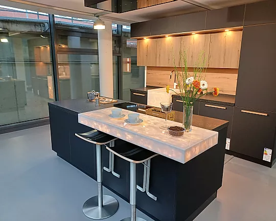 Moderne Küche mit beleuchteter Theke und Spülbecken - Naturstein Oro Preto sanft matt gebürstet