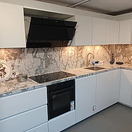 Moderne Grifflose matte weiße Küche