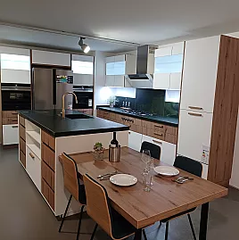 Elegante moderne L-Küche mit Insel und Sitzgelegenheit