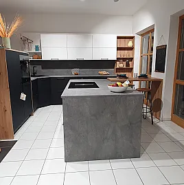 Moderne L-Küche mit Kochinsel schwarz und kristallweiß Mattlack, Absetzungen Sommereiche