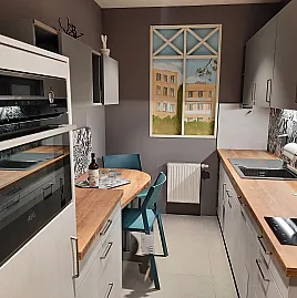 Schmale Küche mit Essplatz Beton Weißgrau NB Einbauküche klein & platzsparend mit Geräten und Top Ausstattung