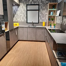 Betonoptik Küche in Grau matt Designküche mit Griffleisten und Miele E-Geräten, modern ausgestattet