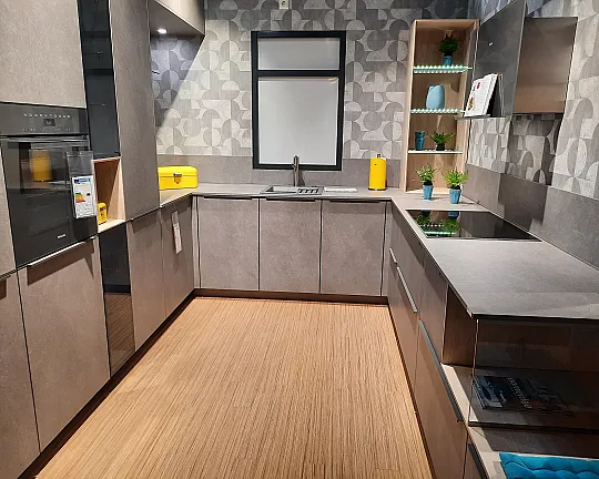 Betonoptik Küche in Grau matt Designküche mit Griffleisten und Miele E-Geräten, modern ausgestattet - 566 Stone Art Basalt Taupegrau NB