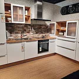 Weiße Küche mit Holz Arbeitsplatte Wildeiche Natur NB, moderne L-Küche mit E-Geräten inkl. Geschirrspüler