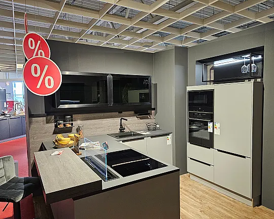 Moderne Design Winkelküche mit Kochhalbinsel, Tischhaube und Sitzgelegenheit - Laser Soft C194 Perlgrau LL ultramatt