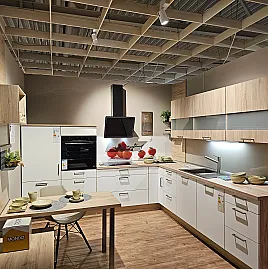 Moderne L-Küche in weiß inkl Sitzgelegenheit und Tisch
