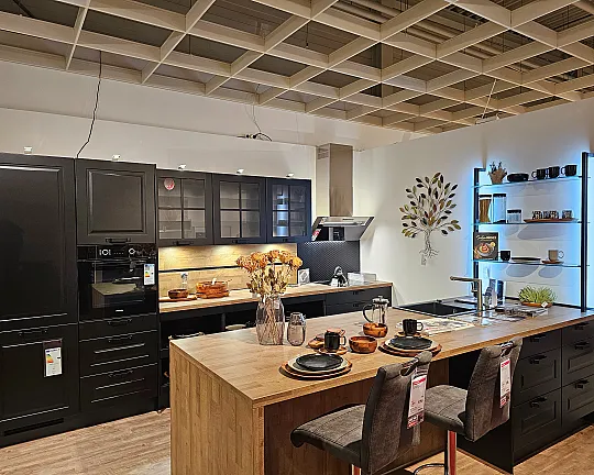 Moderne Landhaus Küche "Sylt" in schwarz matt Lack mit Insel, Miele und Berbel Geräte - Sylt 851 Schwarz matt Lack