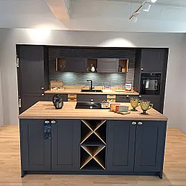 Moderne Inselküche im Landhausstil