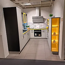 Moderne U-Küche von Nobilia inklusive Geräte, Lieferung und Montage im Umkreis