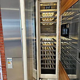 Einbauweinkühlschrank mit passenden Edelstahl Türfronten