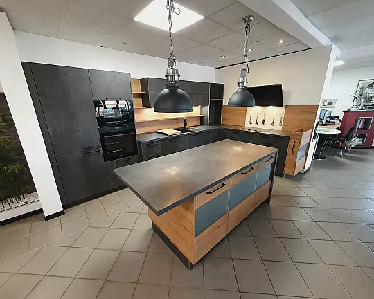 Moderne Küche mit Vorbereitungsinsel und Wandzeile mit übertiefer Arbeitsplatte - COMET & TORONTO