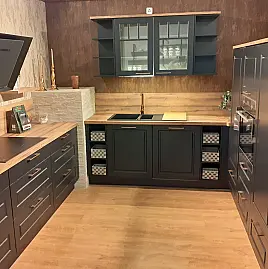Einzigartige Landhausküche schwarz Lack matt, Front Kassettenform modern, L-Form plus Zeile