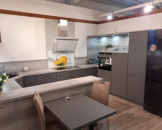 Seidenmatt lackierte Designküche  in Quarzgrau - Lara