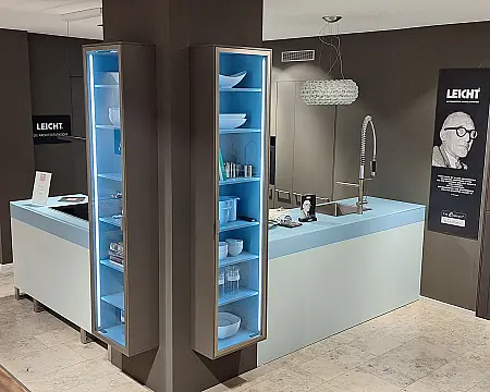Leicht Classic-FS / 015 cerlueen pale, 016 cerlueen moyen, 025 ombre naturelle / Stark reduziert - Wir brauchen Platz! · Stylische Küche zwischen Bauhaus und Moderne - perfekte Symbios aus Farbe und moderner Zurückhaltung