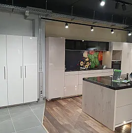 Top-Küche gebraucht zum Schnäppchenpreis:   Zeile + Insel (+ Hauswirtschaftsraum)