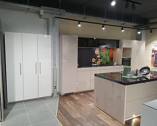 Top-Küche gebraucht zum Schnäppchenpreis:   Zeile + Insel (+ Hauswirtschaftsraum) - Front (Zeile) XL 3491 Kaschmir HGL-Lack Hochglanz; Front (Insel) 3496 Magicgrau HGL-Lack Hochglanz; Korpus K153S Hemlock grauweiß Matex; Glas/Rahmen schwarz; grifflos (TipOn); Naturstein Mystic Black poliert