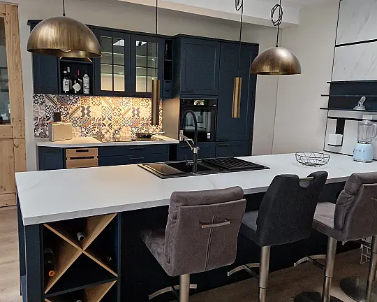 moderne Landhausküche, optional mit glatter Front, alle Fronten kommen NEU! - Vienna Satinlack L550 Tiefblau moderne Landhausküche in Satinlack Tiefblau mit Akzenten in Eiche natur