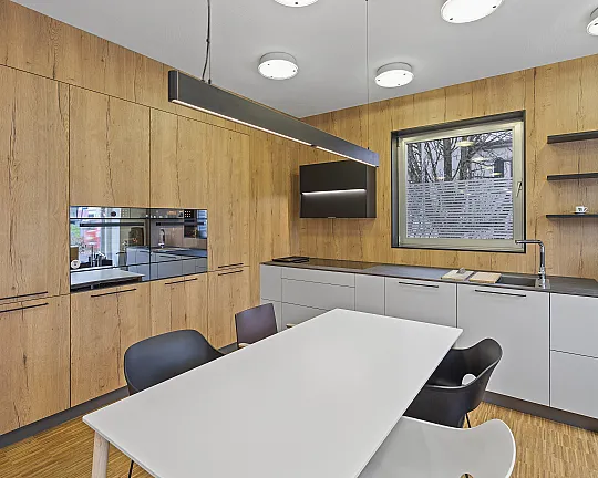 Zeitlos: Holzdekor, Satin und Keramik - Systemat