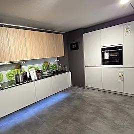 Moderne Design-Winkelküche mit Sitzplatz in weiß, ohne Geräte