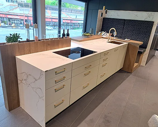 Ausstellungsküche Küchenblock mit Keramikarbeitsplatte Marmor optik mit Thekenbereich - FENIX F45 olivgrau MADERO Wildeiche abruzzen