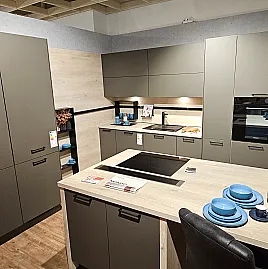 Moderne Küche in Vulkangrau mit Insel, Tischlüfter und Sitzgelegenheit