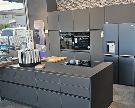 Exklusive Schüller Musterküche Glasline mit satinierter Glas Arbeitsplatte und Geräten - GLM Glasline matt lavaschwarz