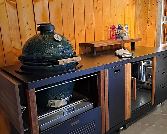 Oudoorküche  HPL - Holz - Blech Pulverbeschichtet mit Tresen  und Big Green Egg Lage - Outdoor Küche