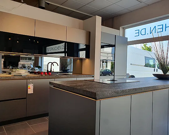Ein beeindruckendes Küchendesign, das begeistert – stilvoll, funktional und bis ins Detail durchdacht! - concept130 SMART-GL Steingrau metallic (Polymerglas)