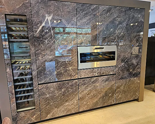 Hochschrankzeile Glas Marmor-Optik mit Luxus Gaggenau-Geräten - Artematica Vitrum Mimesis