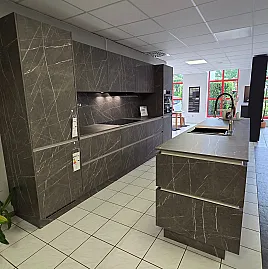 Moderne Inselküche in Marmor-Optik