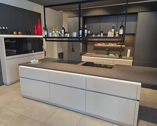 Designer Leicht Ausstellungs - Küche Kunststofffront - Leicht Tocco / Pearl 130mohar