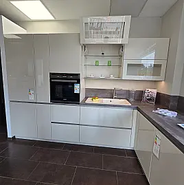 hochwertige Häcker L-Form Hochglanzküche in crema-magnolie