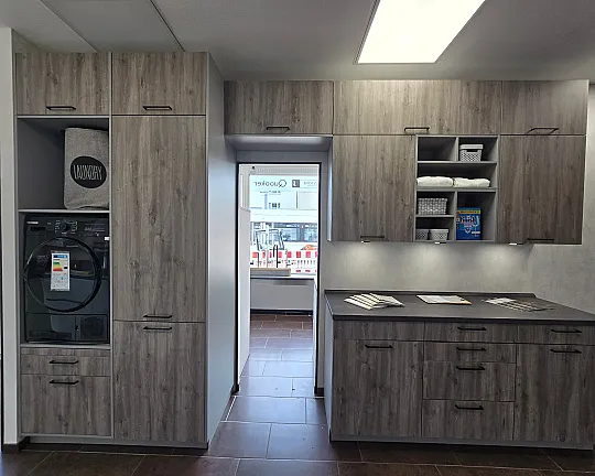 Zeitloser Hauswirtschaftsraum  mit viel Stauraum - Bali- Sommereiche silbergrau, APL Spachtelbeton graphit