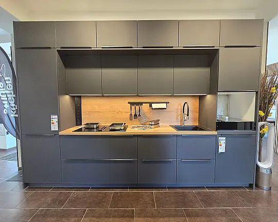 hochwertige Küchenzeile mit Designglasfront und Alteiche natur Arbeitsplatte - N882 Murano soft graphit