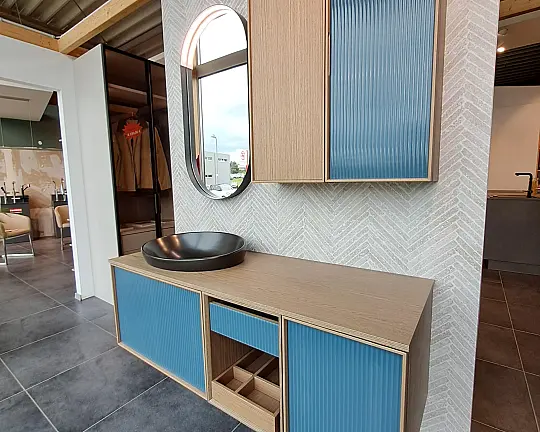 Badmöbel in Holzfurnier Noce Canaletto und Glas Plissé Azzurrette - Mobiltesino SUPERLUCE DEVORÉ