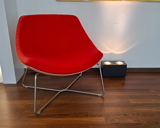  - Loungesessel, ein Designklassiker in Rot & Eiche