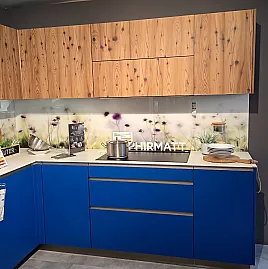 Moderne L-Küche in kombination aus  Holz und Farbe