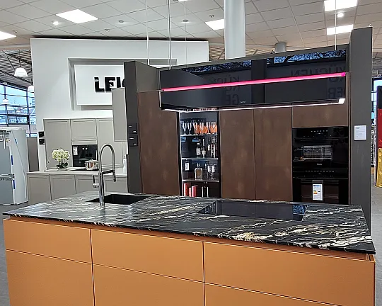 Hochschrankzeile und große Kochinsel mit Granit-APL - Minera 151 camata / Classic FS RAL-Design 0606040