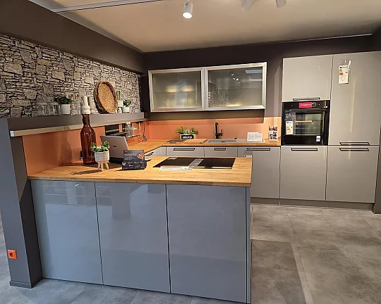Moderne U- Küche  mit  Massivholzplatte und Business Platz - Systemat AV 4030 perlgrau hochglanz lackiert
