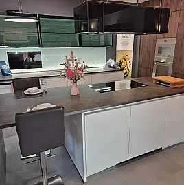 - grifflose Designküche mit Keramikarbeitsplatte mit Spüle