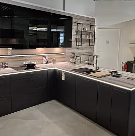 Stylische schwarze Designerküche mit holzfarbenem Arbeitsplatten- und Abdeckbodendekor