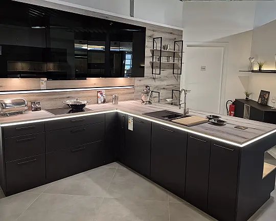 Stylische schwarze Designerküche mit holzfarbenem Arbeitsplatten- und Abdeckbodendekor - Ella schwarz seidenmatt