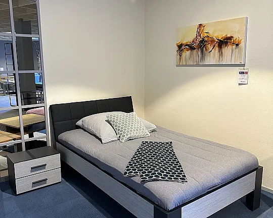 Liegebett mit Polsterkopfteil und Nachtkonsole - Schlafzimmer