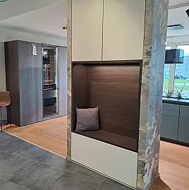 Stilvolle Einbaugarderobe mit Glasfront & Walnuss-Nische
