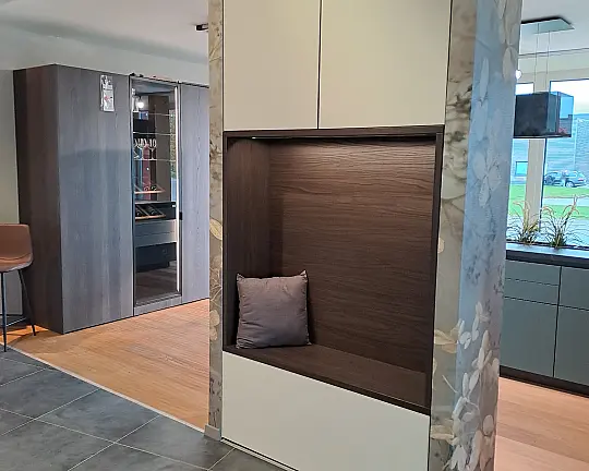 Stilvolle Einbaugarderobe mit Glasfront & Walnuss-Nische - Glasfront IOS-M 226 firn und Nische noyer KH237