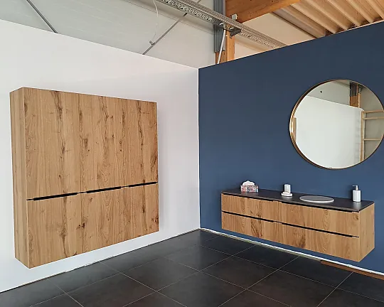Doppelwaschtisch und wandhängende Hängeschränke - Badmöbel