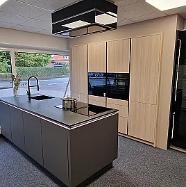 Häcker Concept Musterküche – grifflose Designküche in Graphit Matt mit Eiche-Highlights