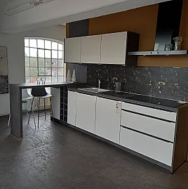 Moderne Einbauküche zwei Zeilen, Highboard Hochschränke, Tresenplatte