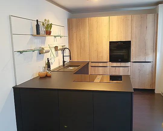 L-Küche schwarz kombiniert mit deko Holzfront - Fiora